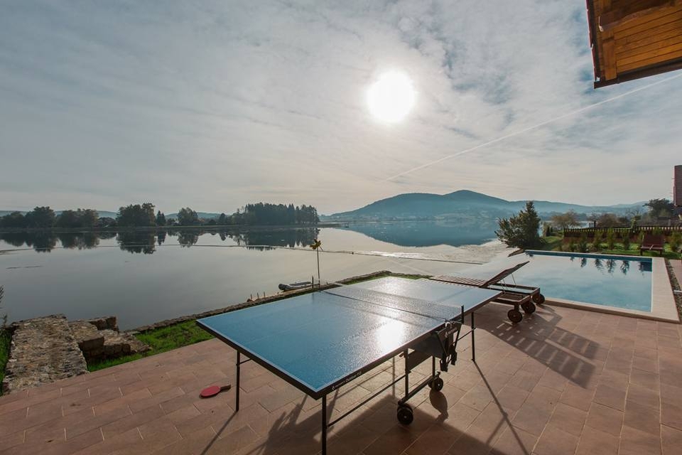 SABLJACI - Casa con piscina in riva al lago