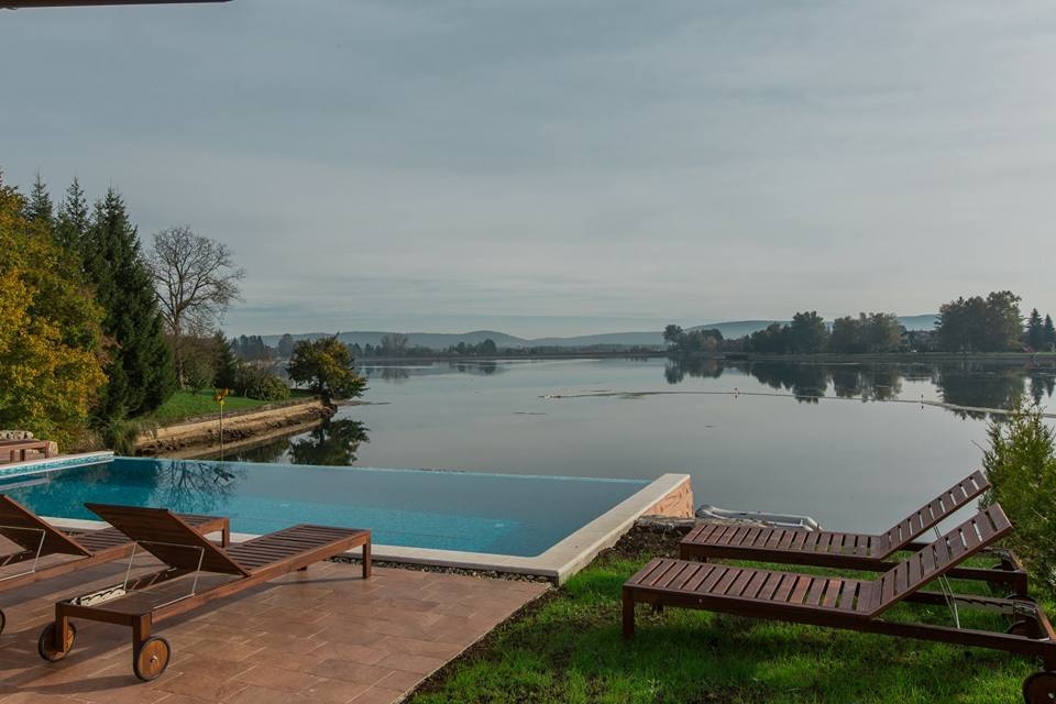 SABLJACI - Casa con piscina in riva al lago