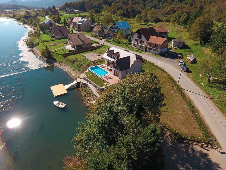 SABLJACI - Casa con piscina in riva al lago