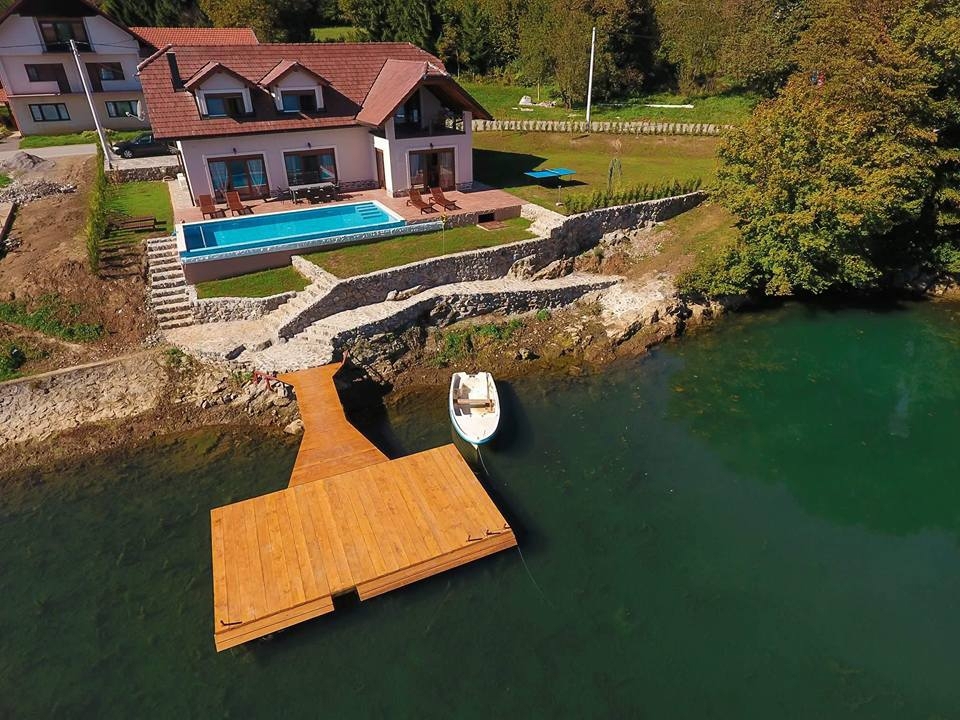 SABLJACI - Casa con piscina in riva al lago