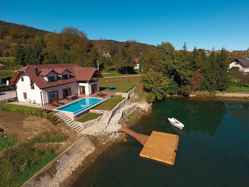 SABLJACI - Casa con piscina in riva al lago