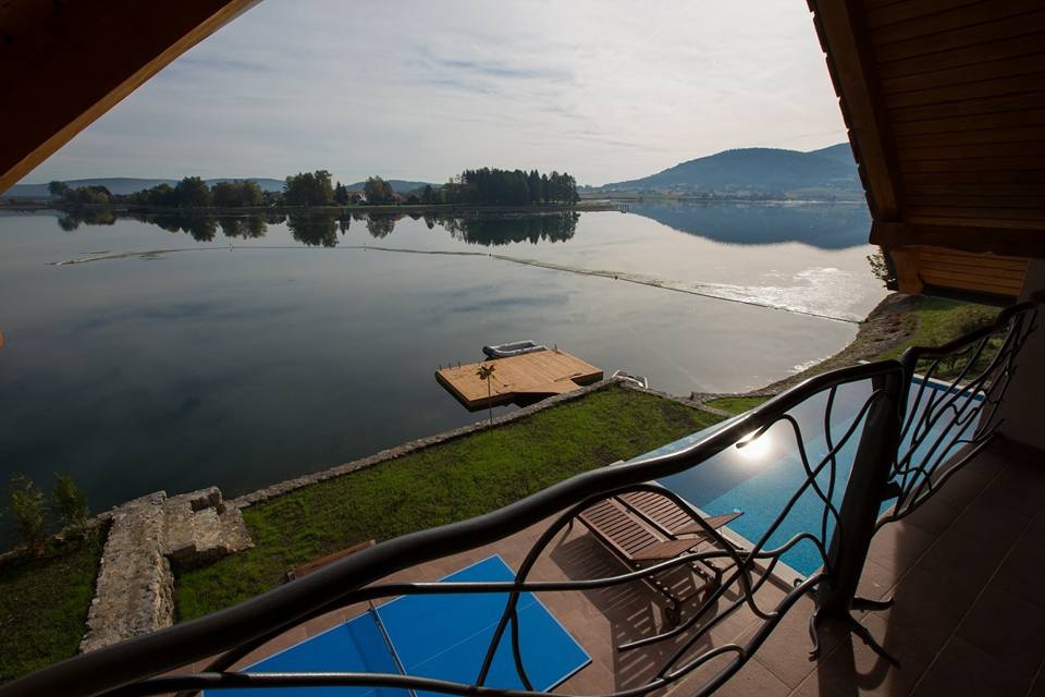 SABLJACI - Casa con piscina in riva al lago