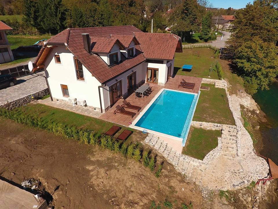 SABLJACI - Casa con piscina in riva al lago