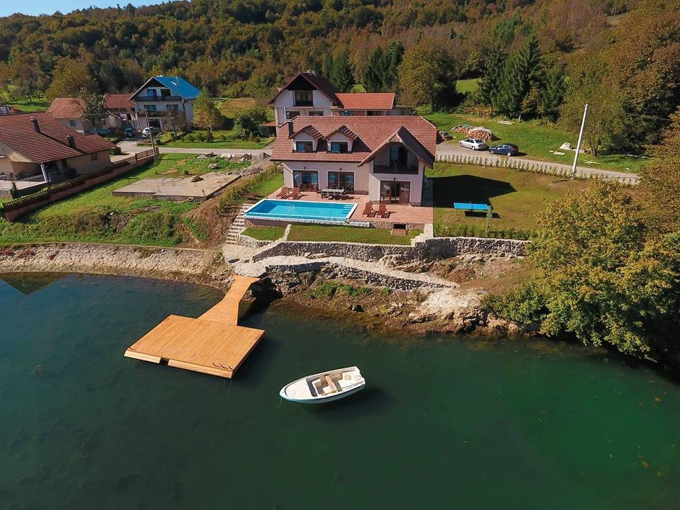 SABLJACI - Casa con piscina in riva al lago