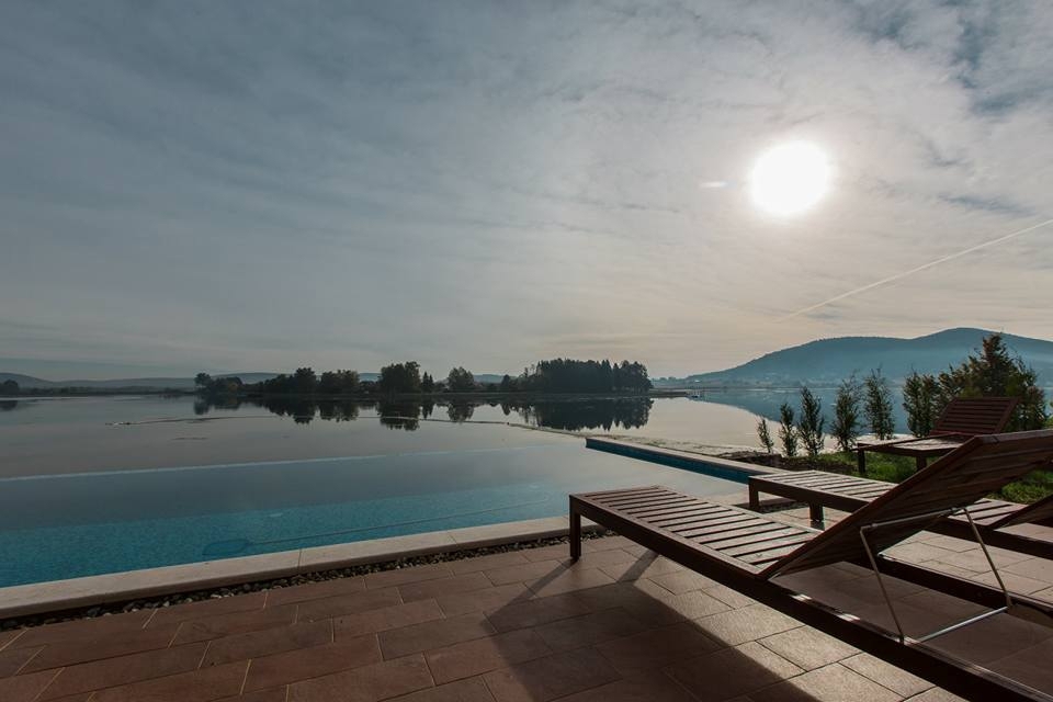 SABLJACI - Casa con piscina in riva al lago