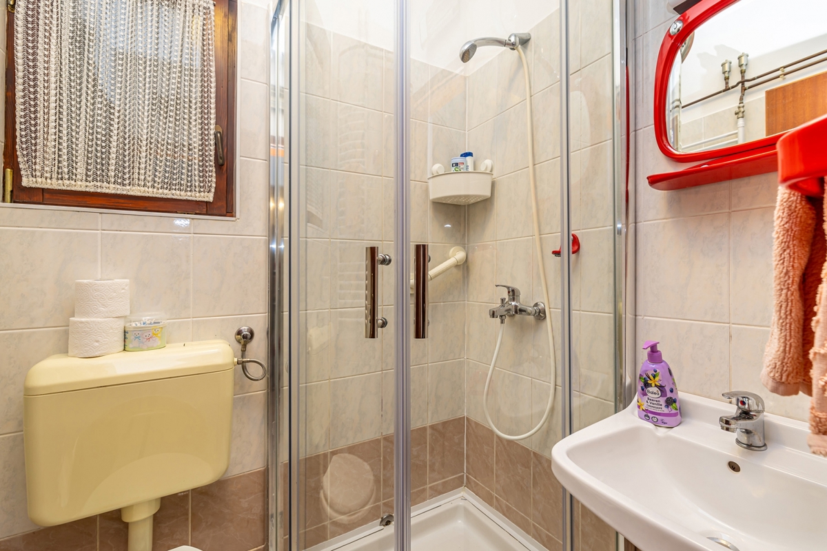 ISOLA DI KRK, MALINSKA - Appartamento prima fila al mare con posto auto