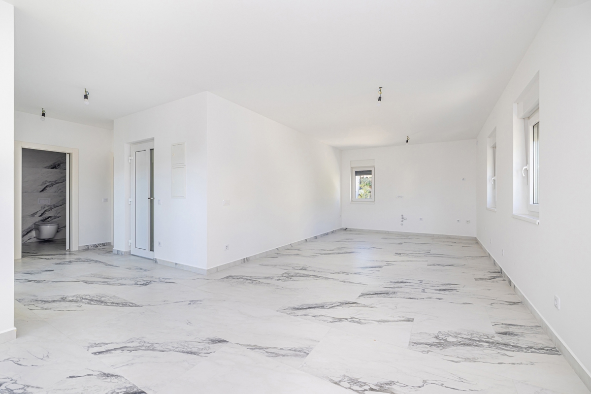 ISOLA DI KRK, ČIŽIĆI – Appartamento con due camere da letto al 1° piano con ampio soggiorno open space e vista mare