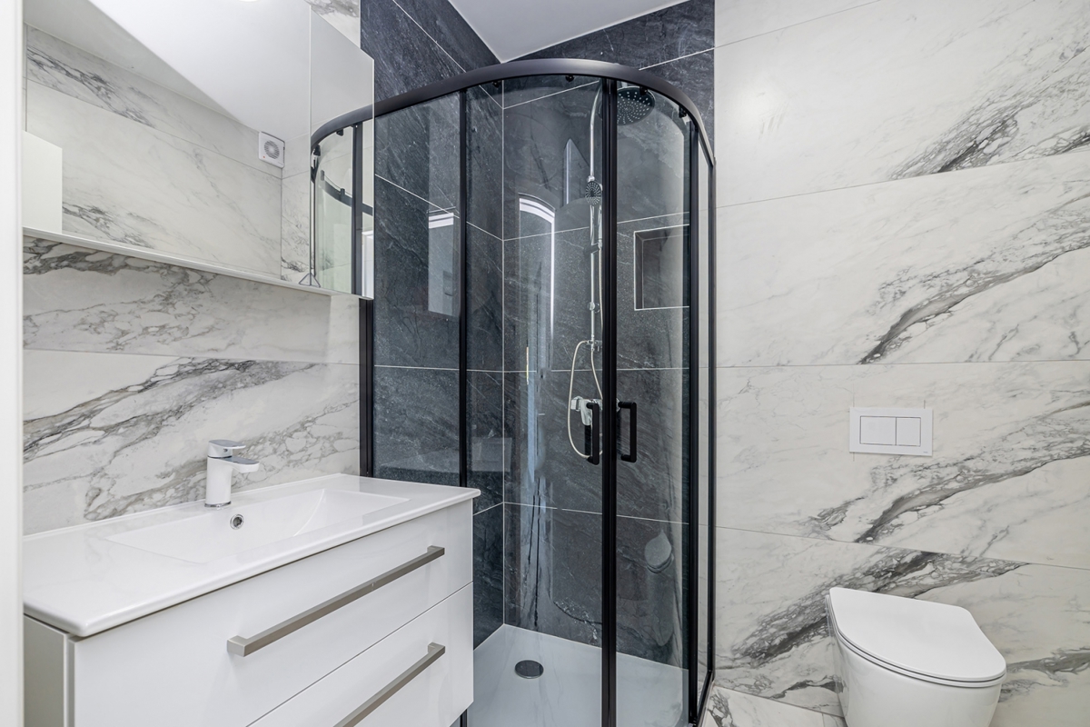 ISOLA DI KRK, ČIŽIĆI – Appartamento con due camere da letto al 1° piano con ampio soggiorno open space e vista mare