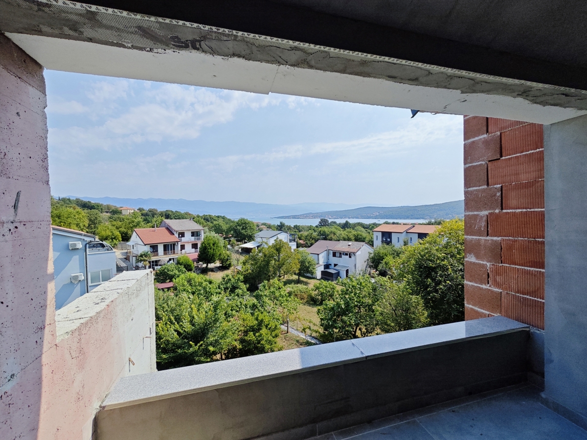 ISOLA DI KRK, ČIŽIĆI – Appartamento con due camere da letto al 1° piano con ampio soggiorno open space e vista mare
