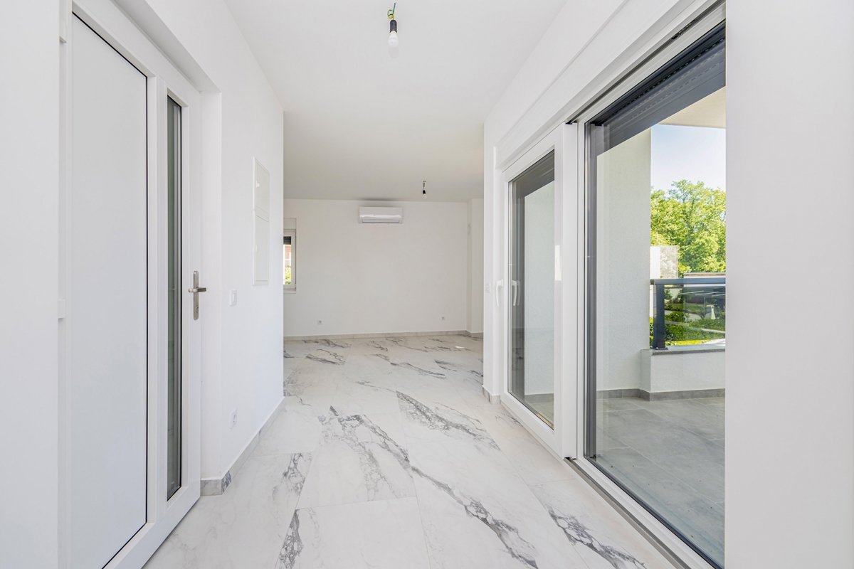 ISOLA DI KRK, ČIŽIĆI – Appartamento con due camere da letto al 1° piano con ampio soggiorno open space e vista mare