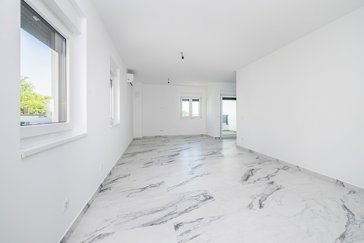 ISOLA DI KRK, ČIŽIĆI – Appartamento con due camere da letto al 1° piano con ampio soggiorno open space e vista mare