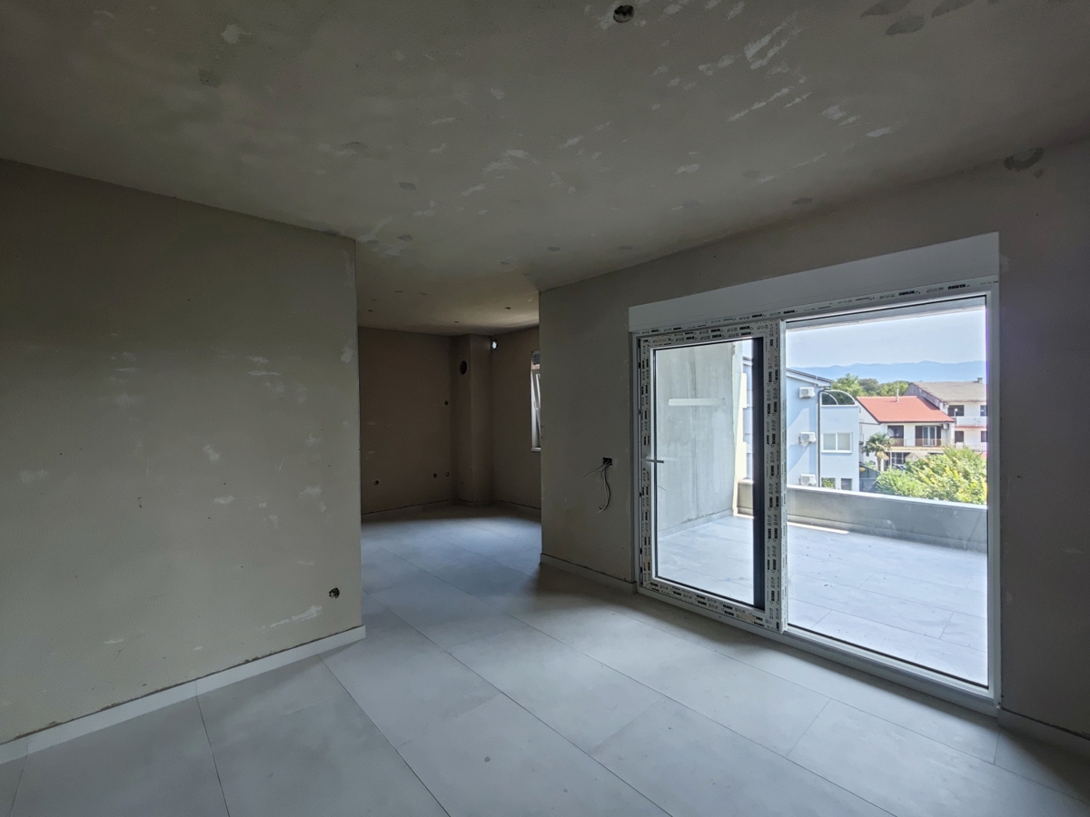 ISOLA DI KRK, ČIŽIĆI – Appartamento con due camere da letto al 1° piano con ampio soggiorno open space e vista mare