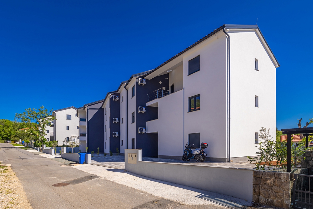 ISOLA DI KRK, ČIŽIĆI – Appartamento con due camere da letto al 1° piano con ampio soggiorno open space e vista mare