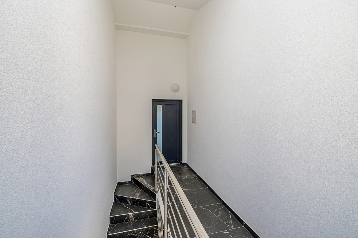 ISOLA DI KRK, ČIŽIĆI – Appartamento con due camere da letto al 1° piano con ampio soggiorno open space e vista mare