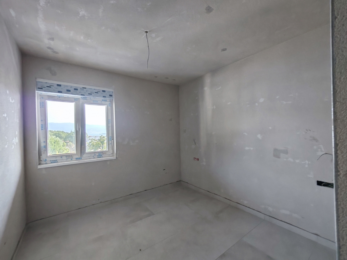 ISOLA DI KRK, ČIŽIĆI – Appartamento con due camere da letto al 1° piano con ampio soggiorno open space e vista mare