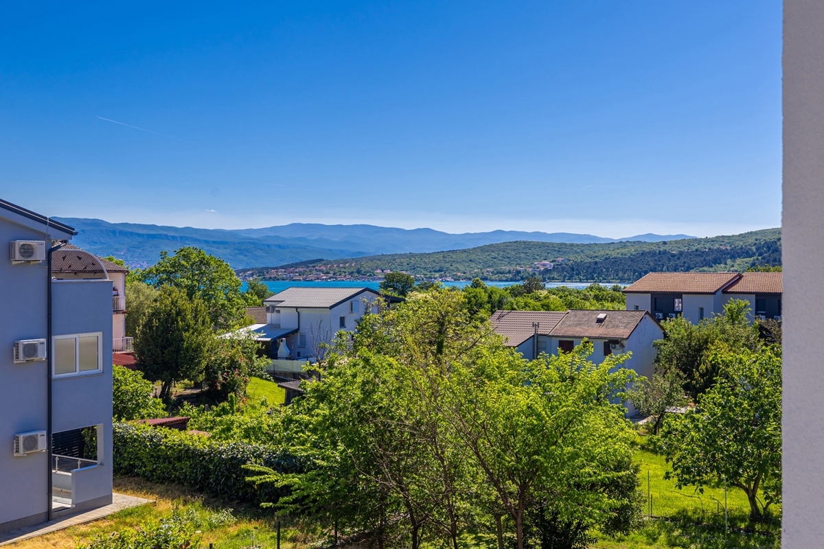 ISOLA DI KRK, ČIŽIĆI – Appartamento con due camere da letto al 1° piano con ampio soggiorno open space e vista mare