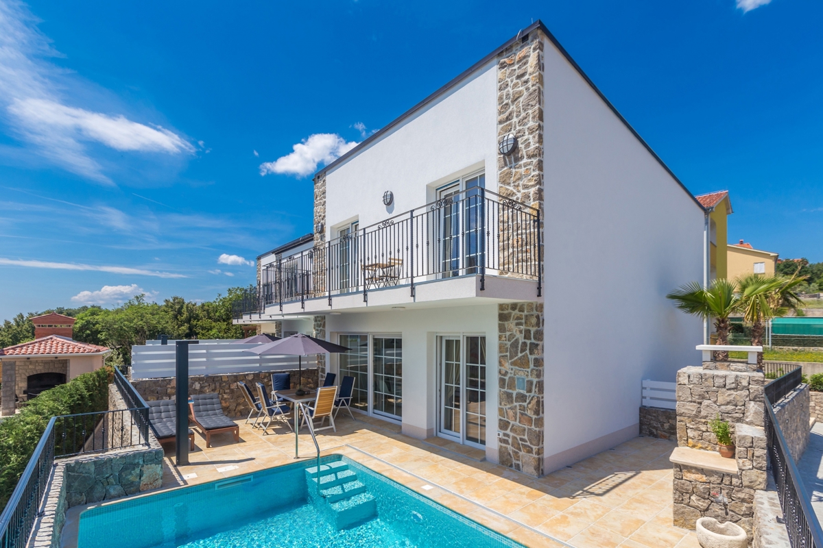 KRK CITY, dintorni - Villa moderna con piscina riscaldata