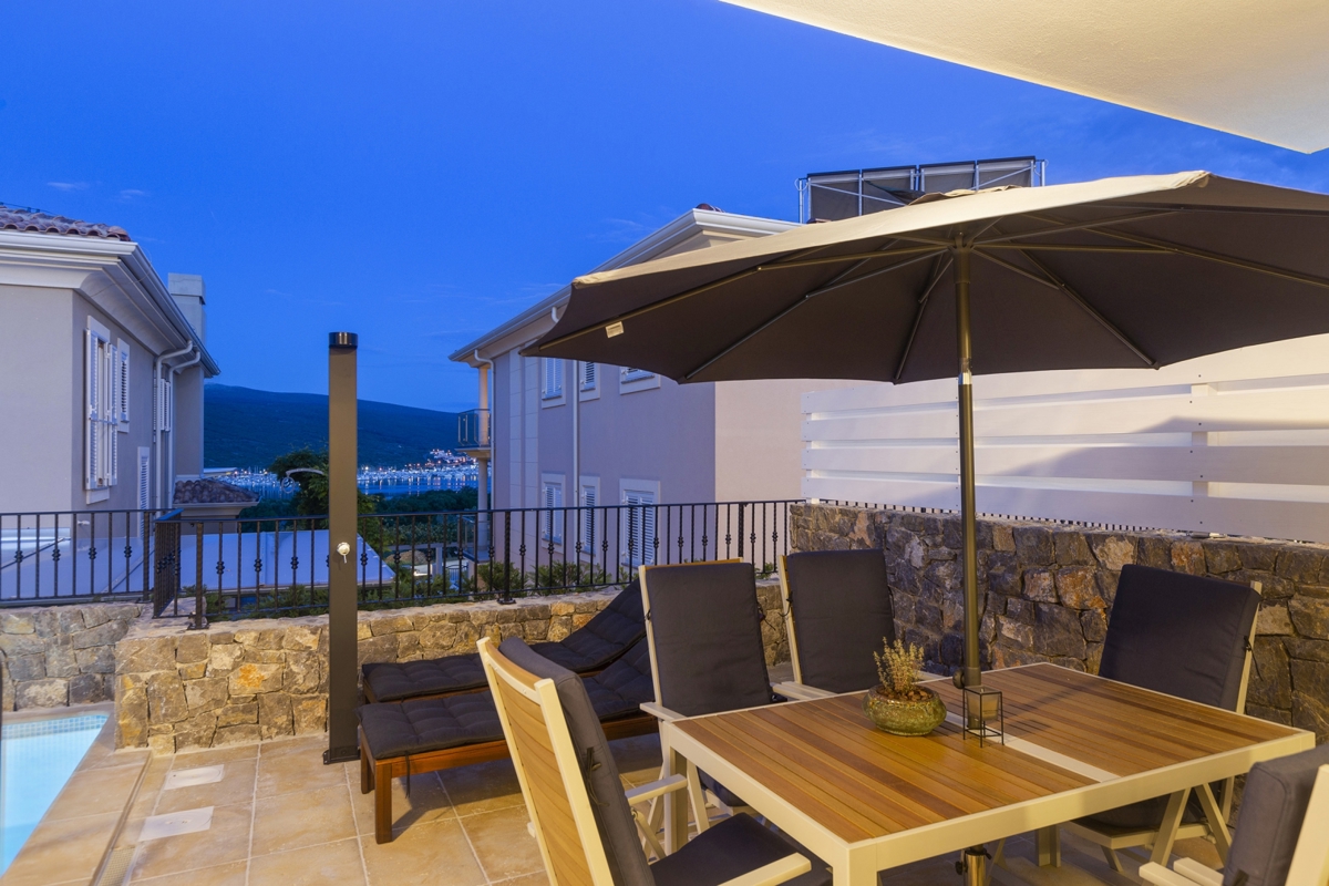 KRK CITY, dintorni - Villa moderna con piscina riscaldata