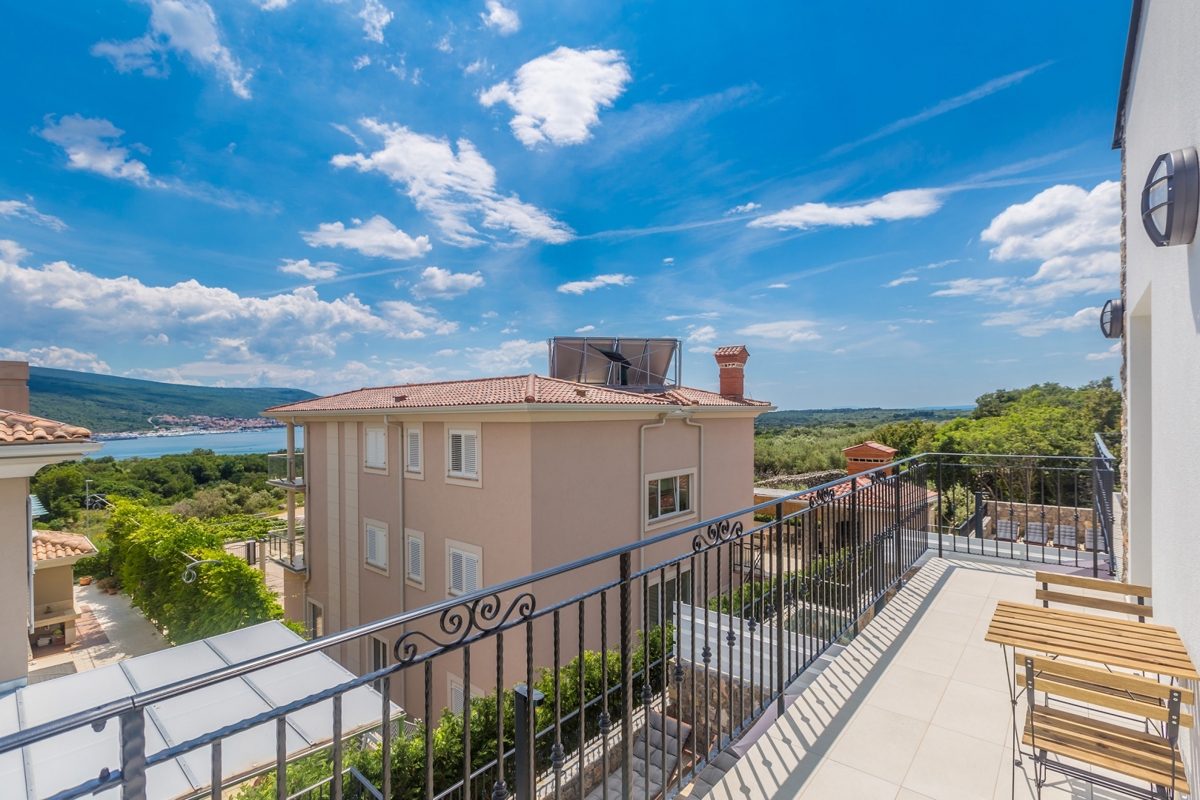 KRK CITY, dintorni - Villa moderna con piscina riscaldata