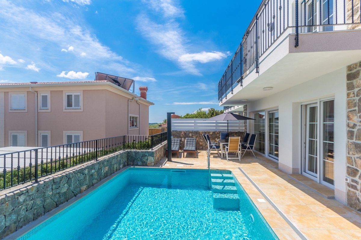 KRK CITY, dintorni - Villa moderna con piscina riscaldata