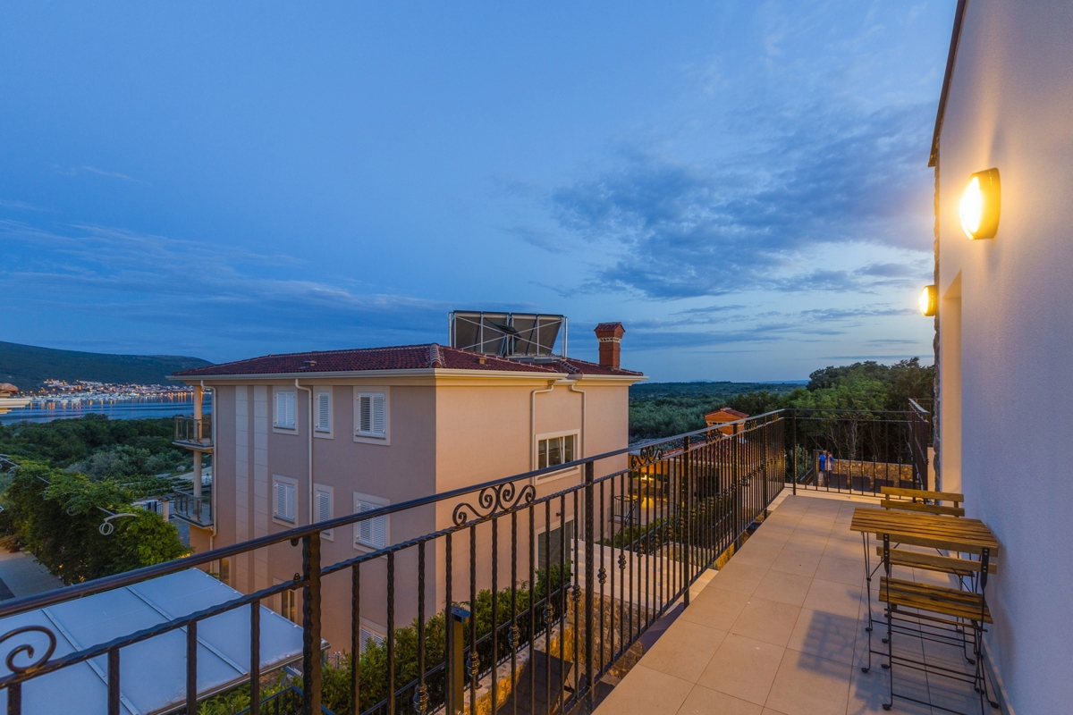 KRK CITY, dintorni - Villa moderna con piscina riscaldata