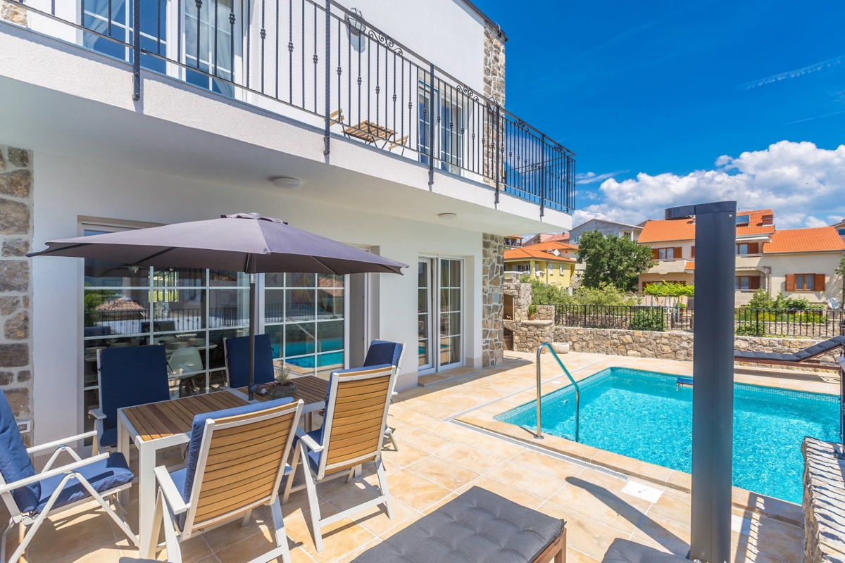 KRK CITY, dintorni - Villa moderna con piscina riscaldata