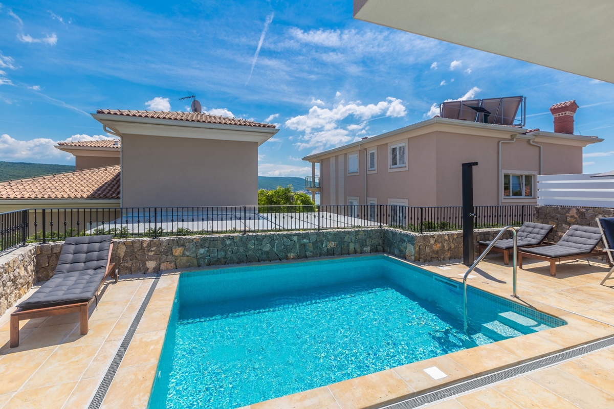 KRK CITY, dintorni - Villa moderna con piscina riscaldata