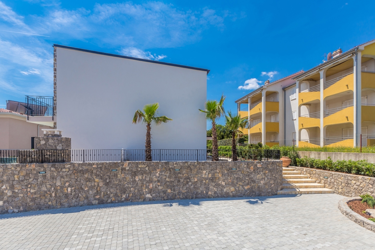 KRK CITY, dintorni - Villa moderna con piscina riscaldata
