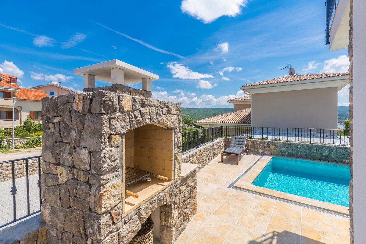 KRK CITY, dintorni - Villa moderna con piscina riscaldata