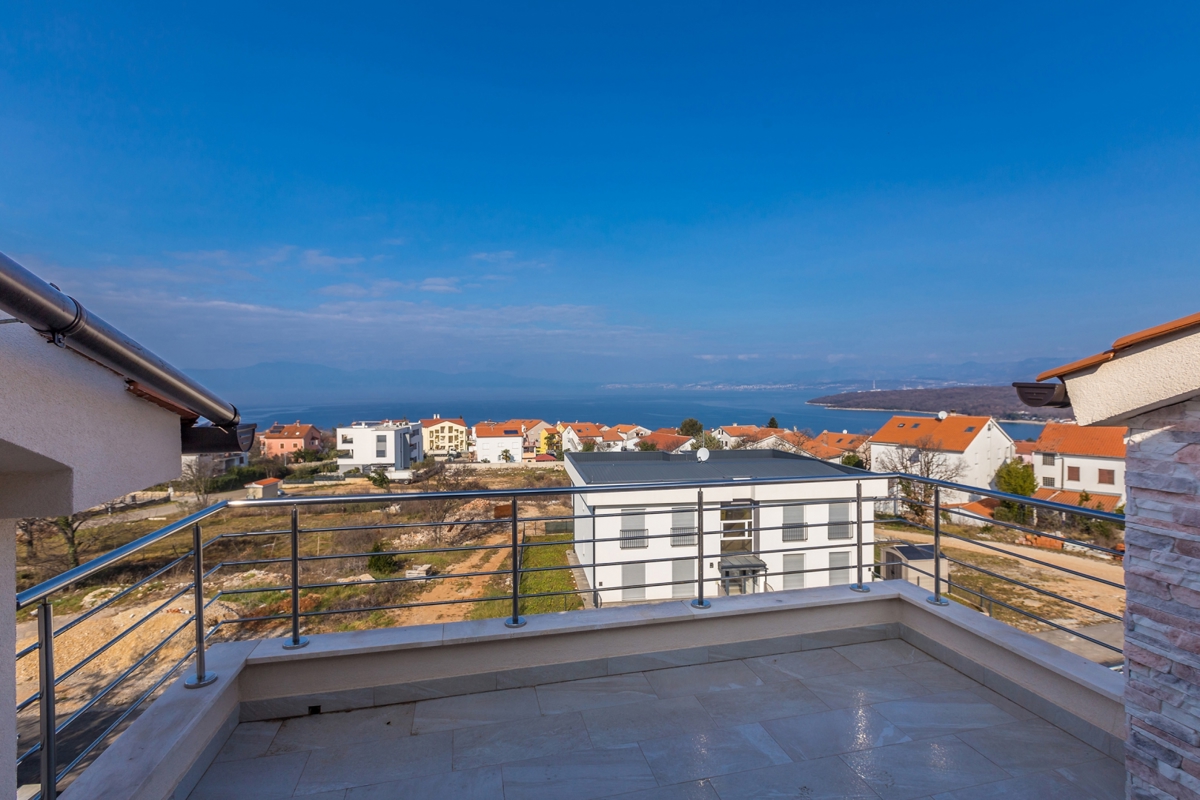 ISOLA DI KRK, NJIVICE - Appartamento al secondo piano con vista panoramica sul mare