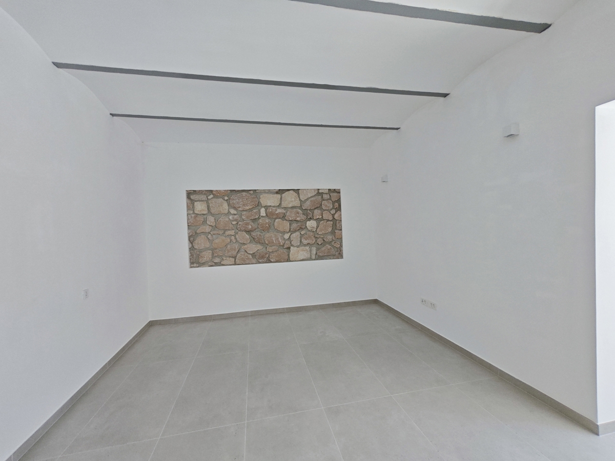 TRIBALJ- Casa ristrutturata con piscina