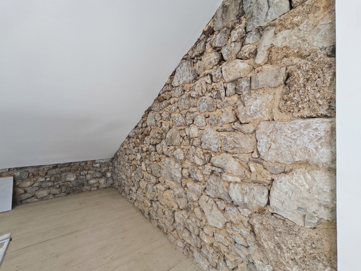 TRIBALJ- Casa ristrutturata con piscina