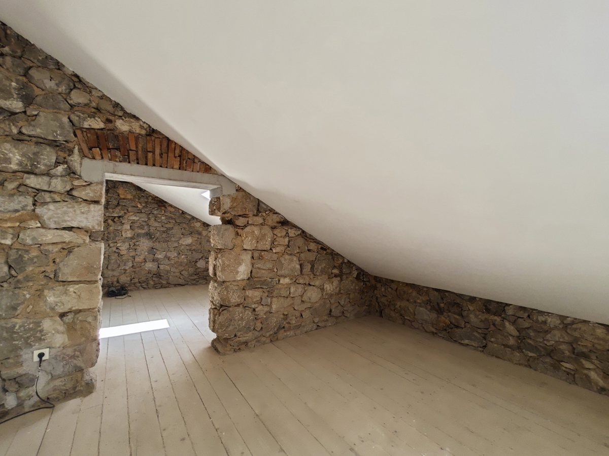 TRIBALJ- Casa ristrutturata con piscina