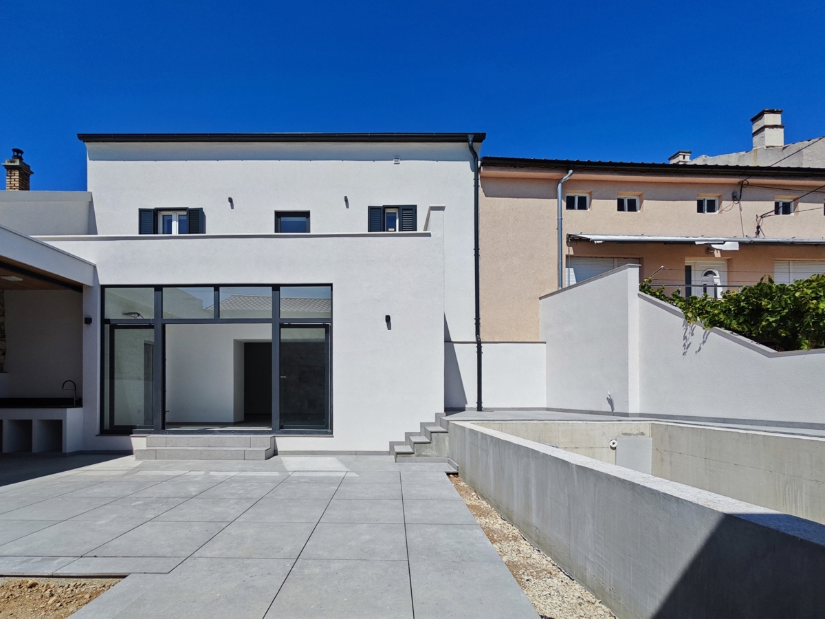 TRIBALJ- Casa ristrutturata con piscina
