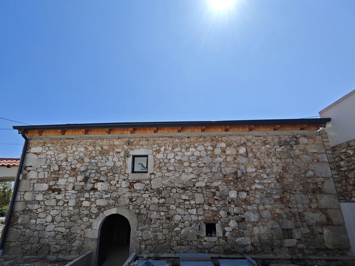 TRIBALJ- Casa ristrutturata con piscina