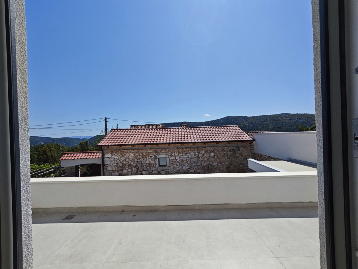 TRIBALJ- Casa ristrutturata con piscina