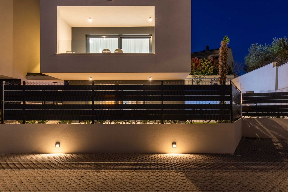 ISOLA DI KRK, CITTÀ DI KRK - Appartamento su due piani con giardino e piscina