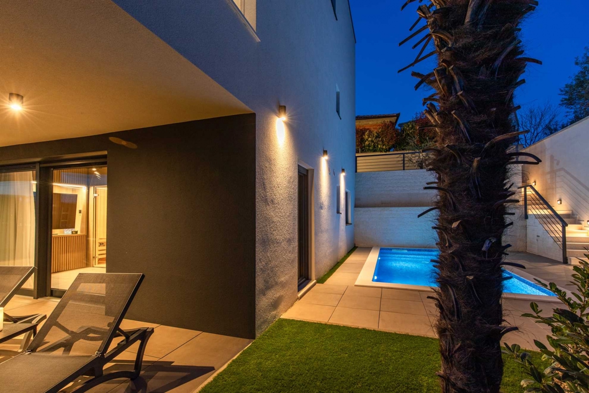 ISOLA DI KRK, CITTÀ DI KRK - Appartamento su due piani con giardino e piscina