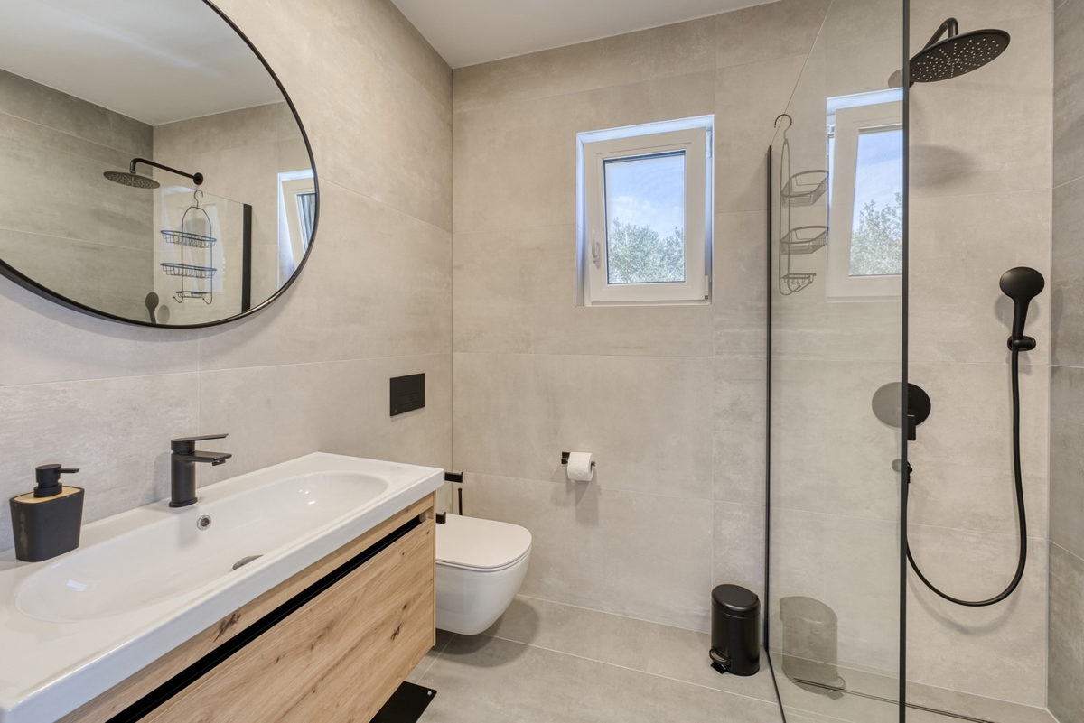 ISOLA DI KRK, CITTÀ DI KRK - Appartamento su due piani con giardino e piscina