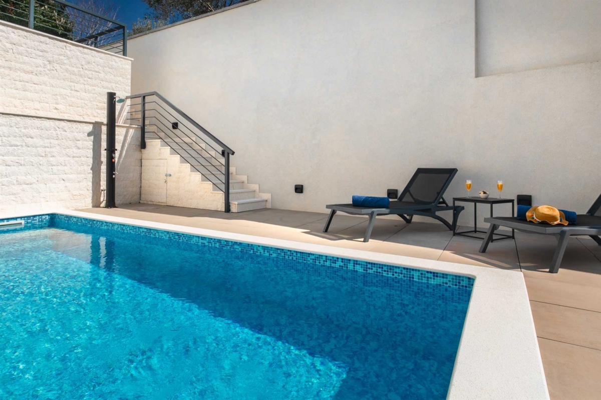 ISOLA DI KRK, CITTÀ DI KRK - Appartamento su due piani con giardino e piscina