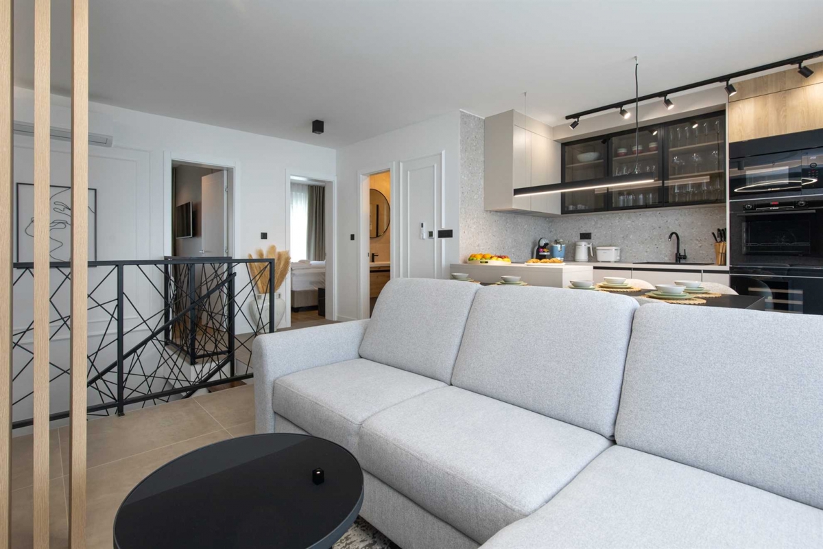 ISOLA DI KRK, CITTÀ DI KRK - Appartamento su due piani con giardino e piscina