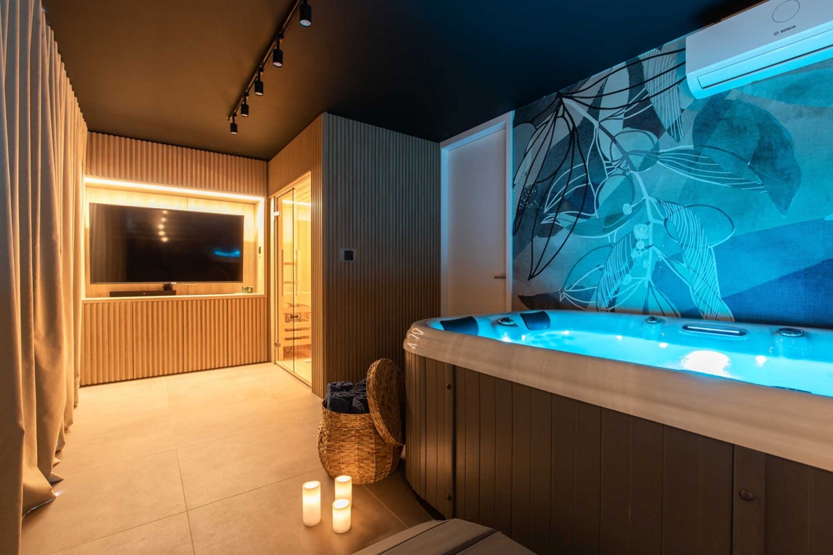 ISOLA DI KRK, CITTÀ DI KRK - Appartamento su due piani con giardino e piscina