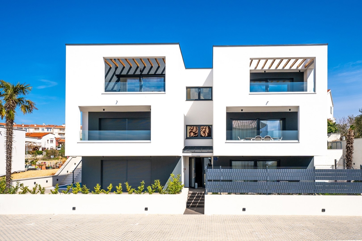 ISOLA DI KRK, CITTÀ DI KRK - Appartamento su due piani con giardino e piscina