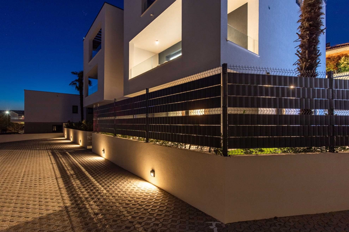 ISOLA DI KRK, CITTÀ DI KRK - Appartamento su due piani con giardino e piscina