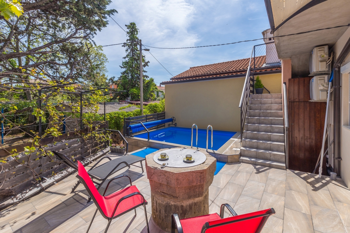 ISOLA DI KRK, AREA PIÙ GRANDE DELLA CITTÀ DI KRK – Autentica casa in pietra con vista panoramica, piscina e jacuzzi