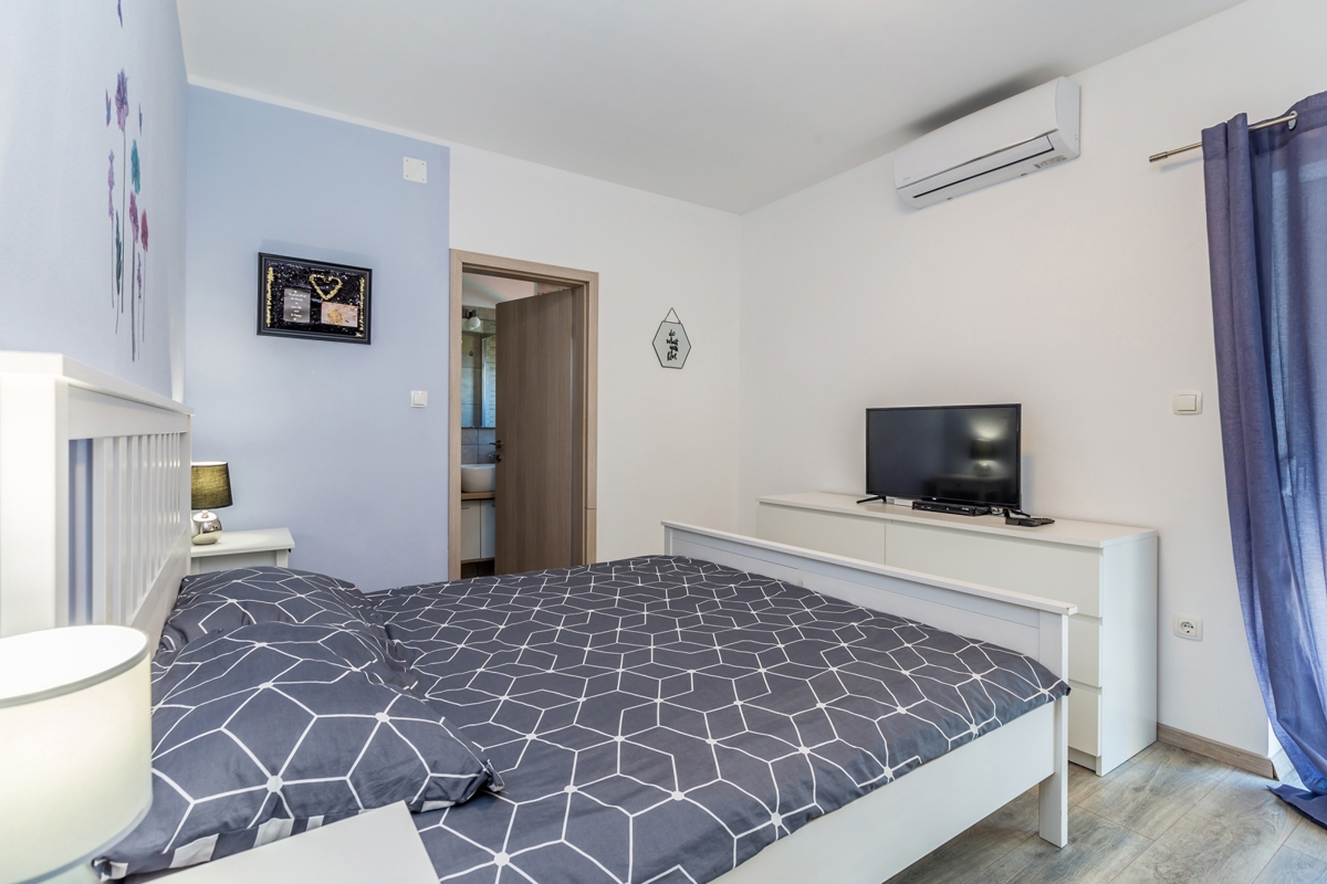 ISOLA DI KRK, AREA PIÙ GRANDE DELLA CITTÀ DI KRK – Autentica casa in pietra con vista panoramica, piscina e jacuzzi