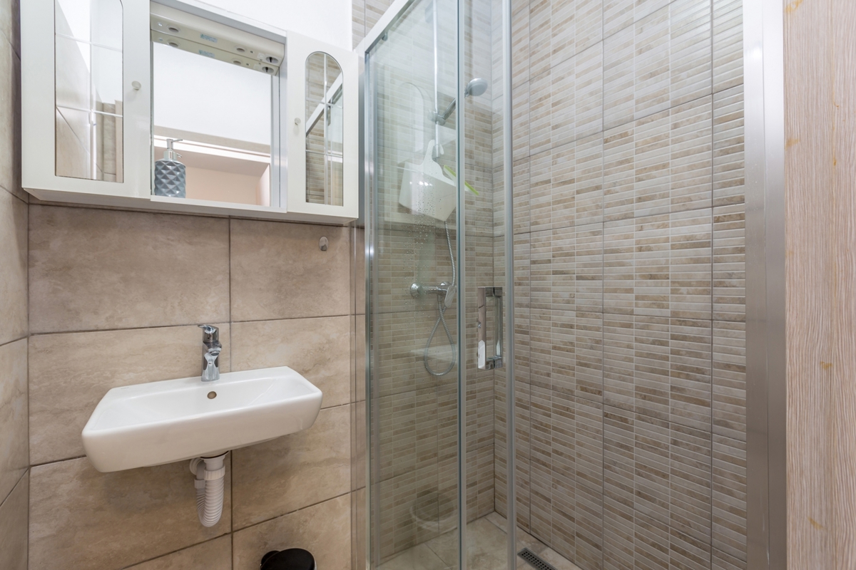 ISOLA DI KRK, AREA PIÙ GRANDE DELLA CITTÀ DI KRK – Autentica casa in pietra con vista panoramica, piscina e jacuzzi