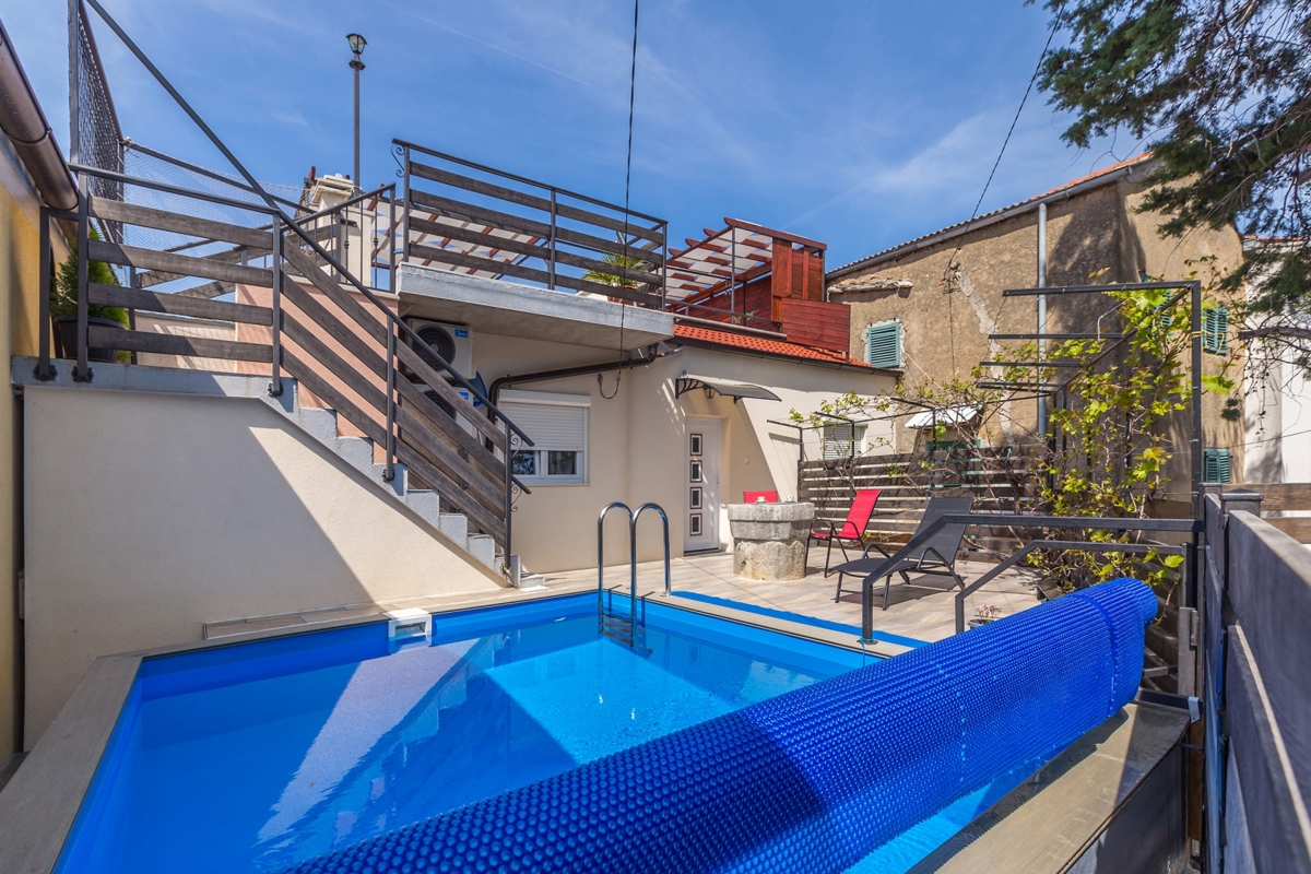ISOLA DI KRK, AREA PIÙ GRANDE DELLA CITTÀ DI KRK – Autentica casa in pietra con vista panoramica, piscina e jacuzzi
