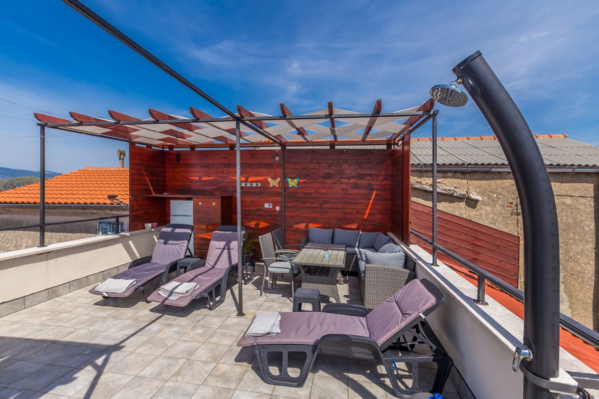 ISOLA DI KRK, AREA PIÙ GRANDE DELLA CITTÀ DI KRK – Autentica casa in pietra con vista panoramica, piscina e jacuzzi