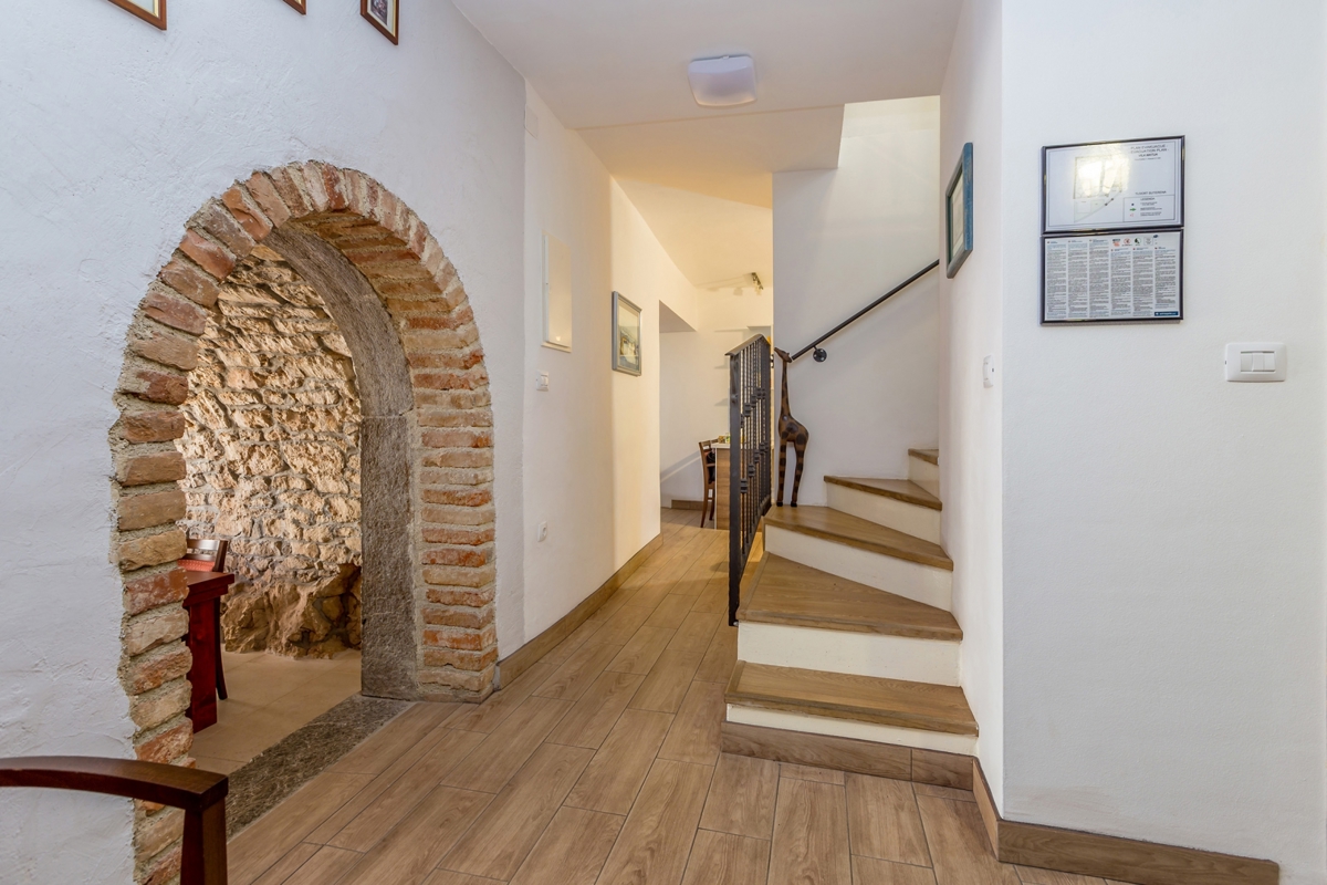 ISOLA DI KRK, AREA PIÙ GRANDE DELLA CITTÀ DI KRK – Autentica casa in pietra con vista panoramica, piscina e jacuzzi